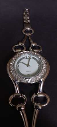 Damski zegarek na bransolecie z cyrkoniami