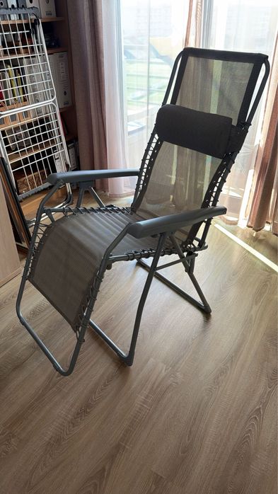 Espreguiçadeira cinzenta com duas posições