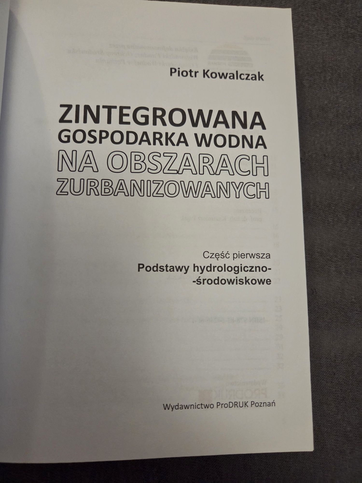 Zintegrowana gospodarka wodna na obszarach zurbanizowa Piotr Kowalczak