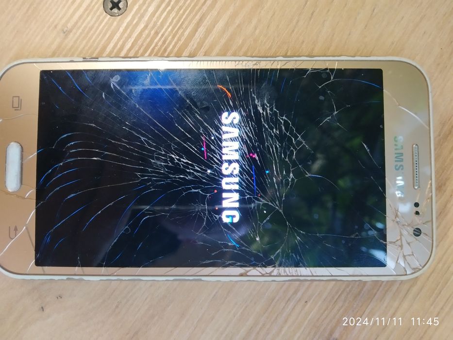 Продам SAMSUNG J2 як на фото. Не Курочений!
