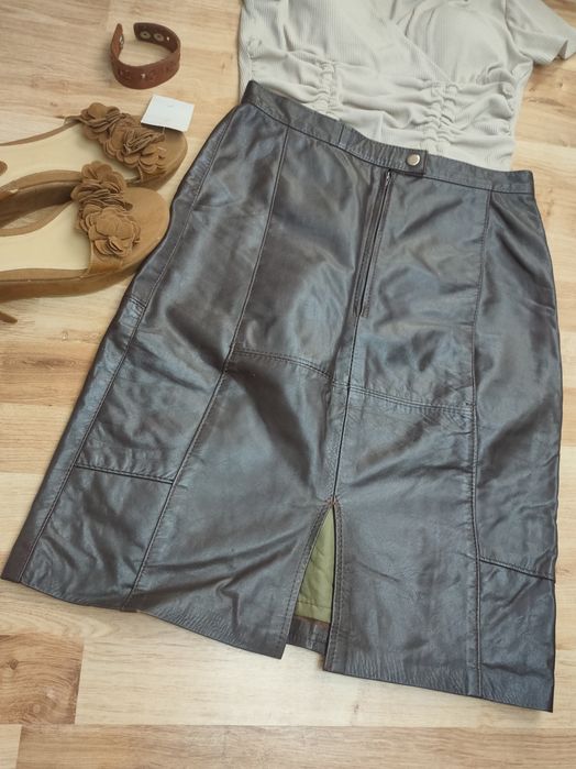 Skórzana brązowa prosta spódnica do kolan porządnie wykonana ze skóry