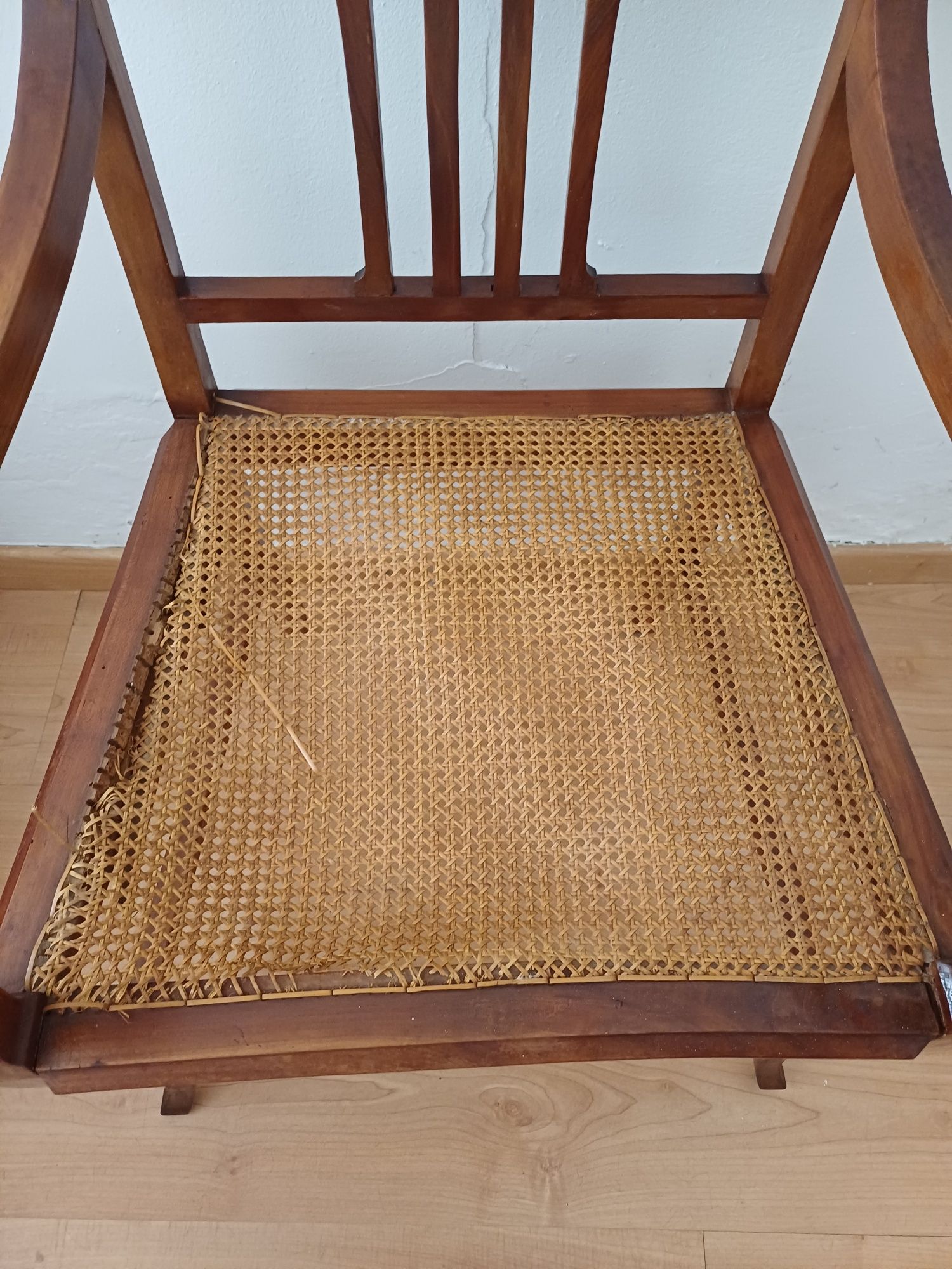 Três cadeiras com acento em palhinha.
Uma delas de braços