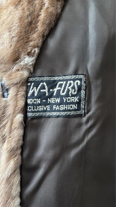 Karmelowe futerko z norek, z kołnierzem i kieszeniami