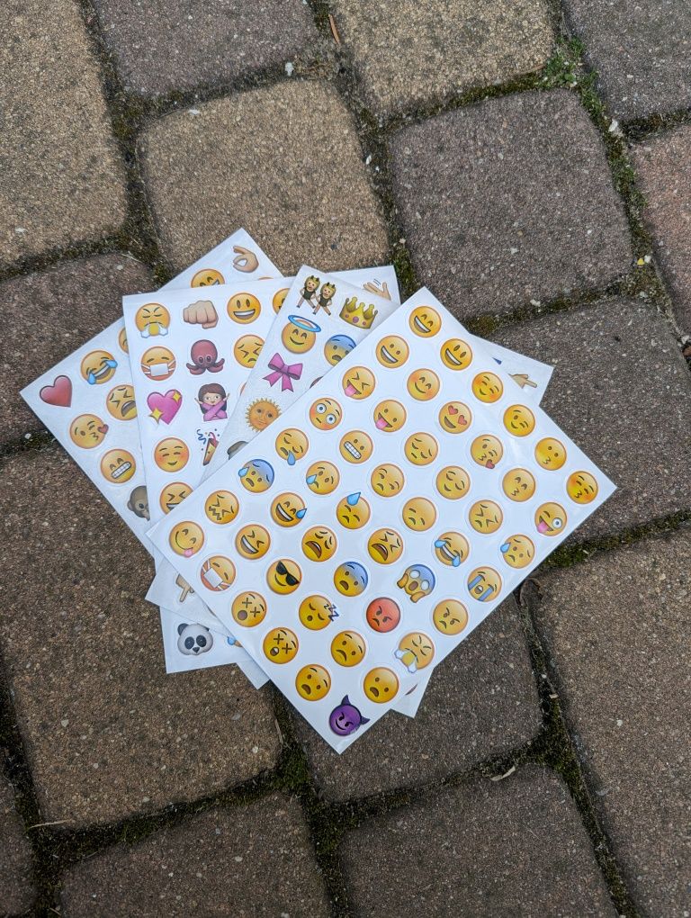 Naklejki Emoji 192 różne naklejki zestaw 4 arkusze