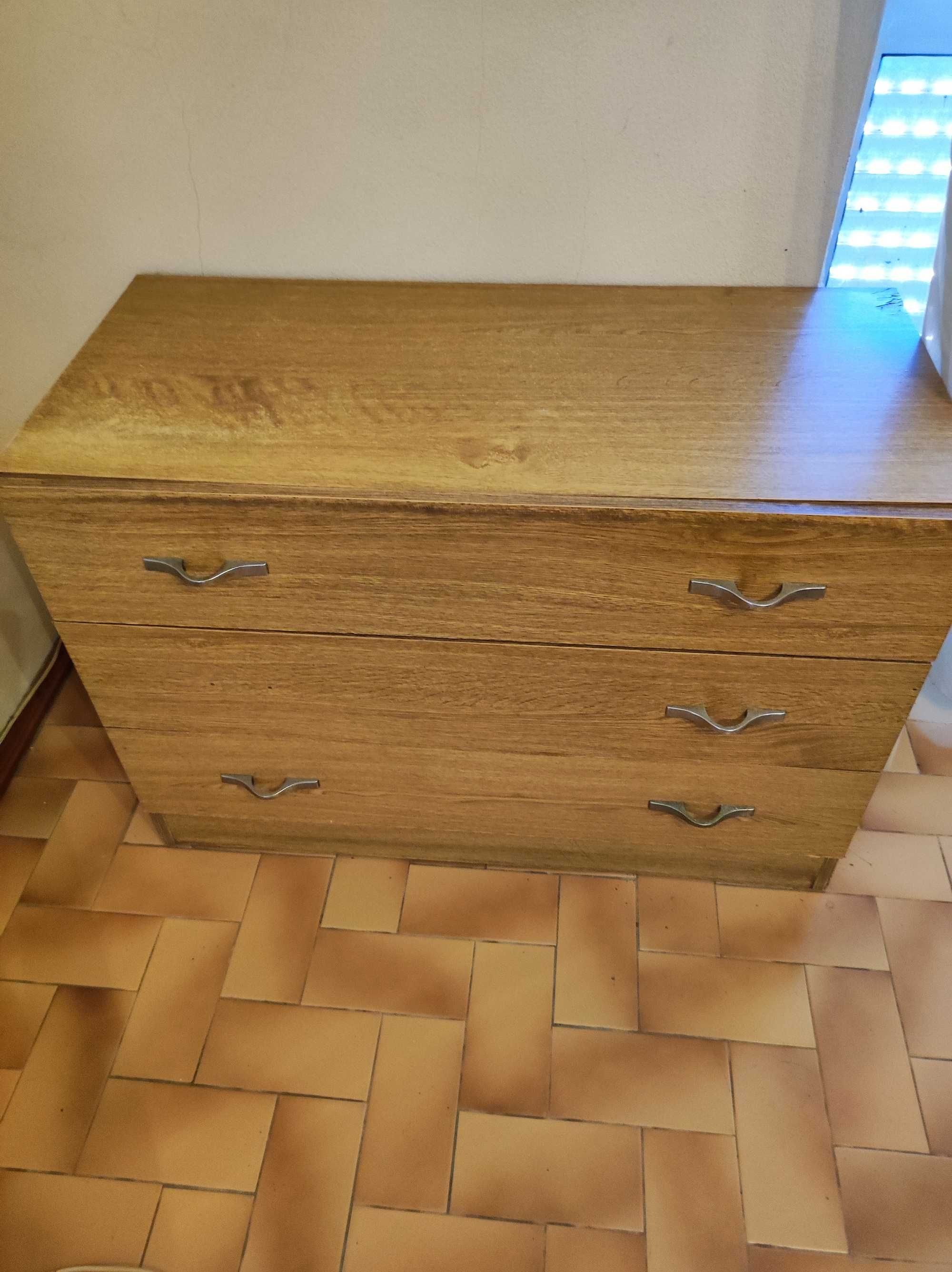 Cómoda de madeira