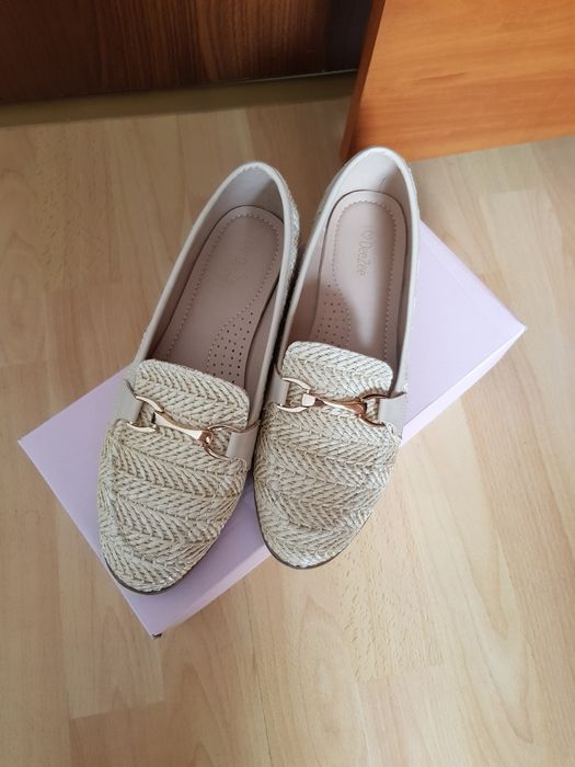 Buty espadryle czołenka jasne z klamrą modne półbuty