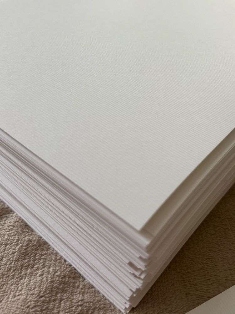 Prążkowany nowy biały papier do zaproszeń ślubnych