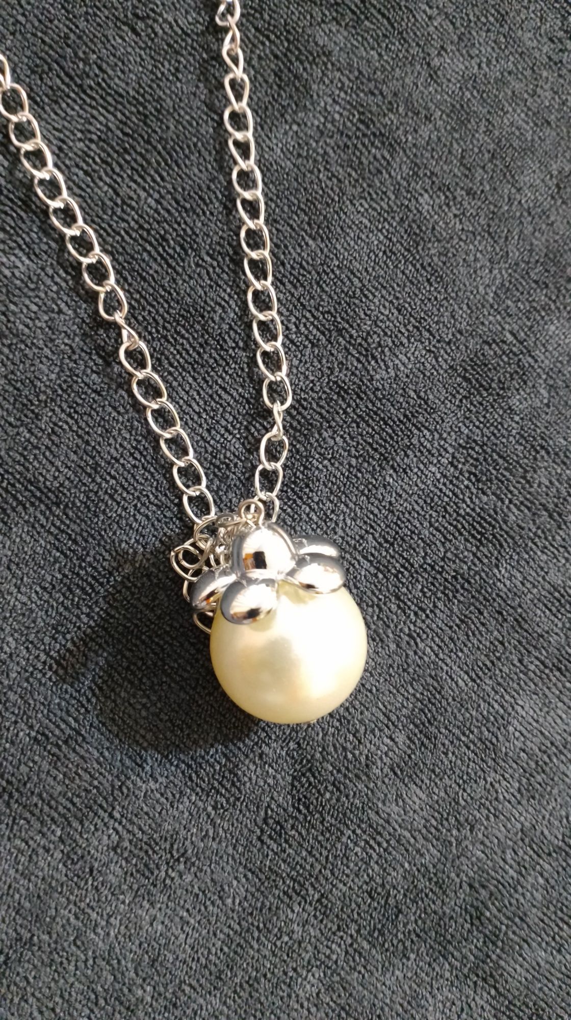 Wisior z  kulą w kształcie perły