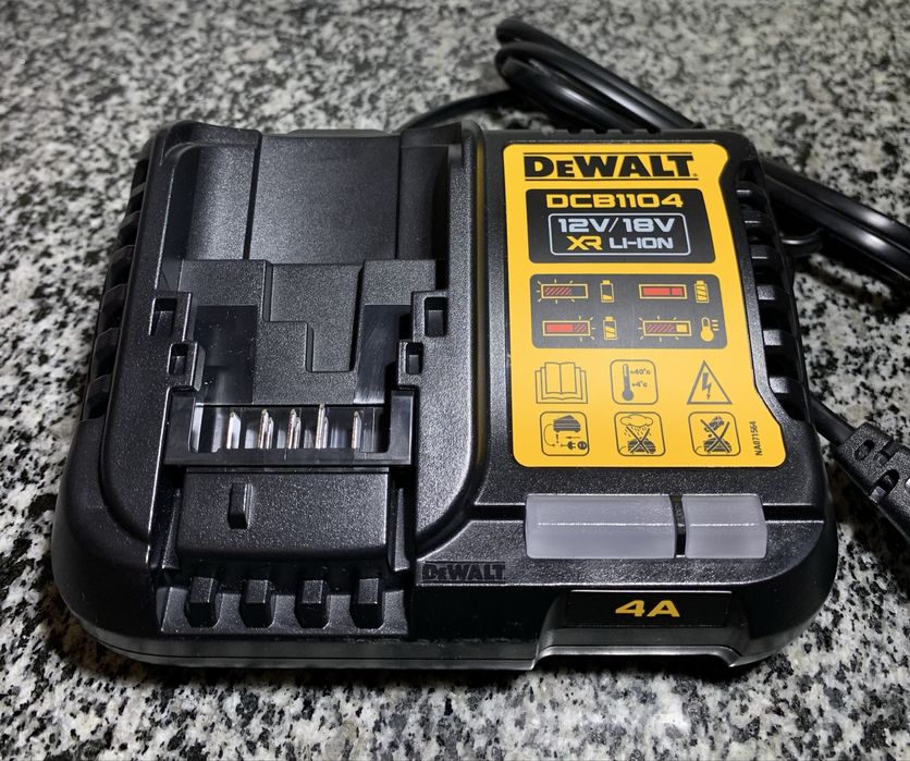 Зарядний пристрій 4 A DeWALT DCB1104 привезений з європи