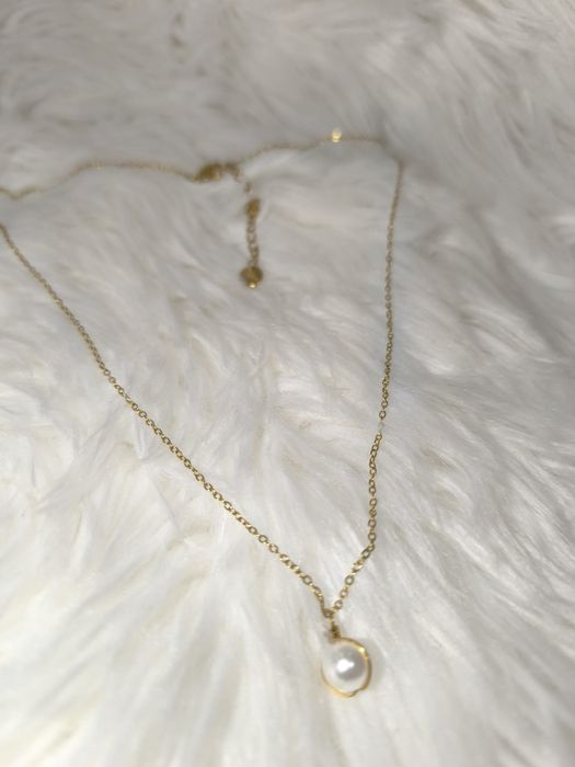 Colar dourado com pérola