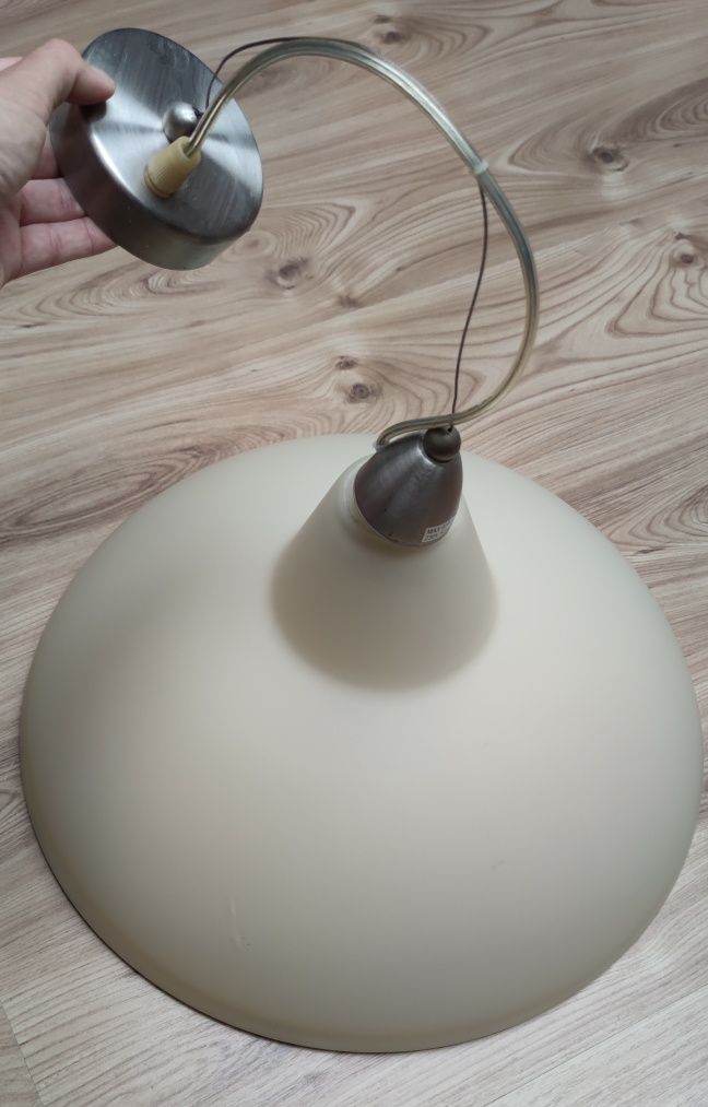 lampa w kolorze jasnożółtym