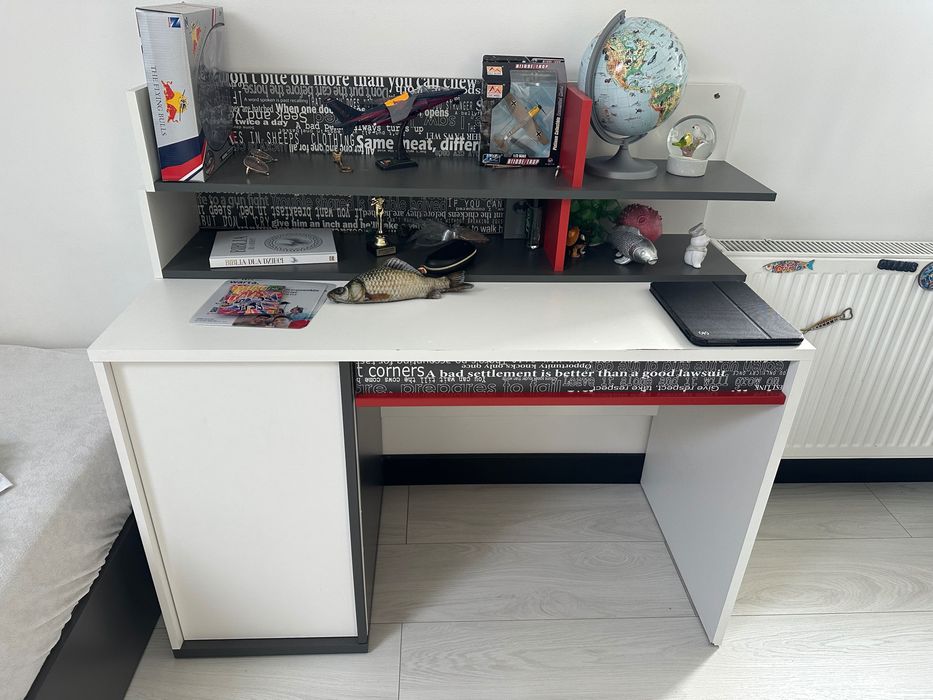 Biurko szkolne dla chłopca lub dziewczynki + 2 szafki wiszące