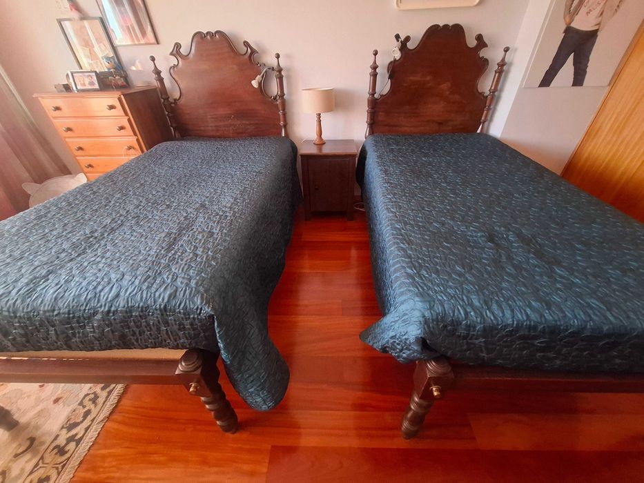2 Camas de solteiro em madeira com colchões