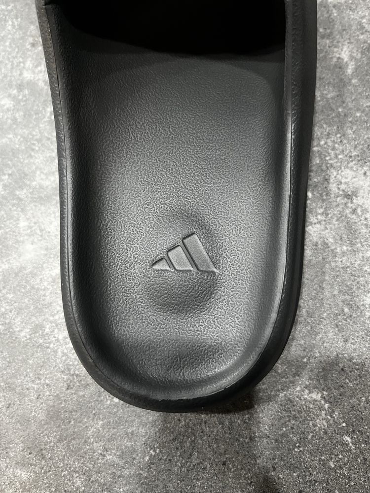 Czarne klapki Yeezy Slide