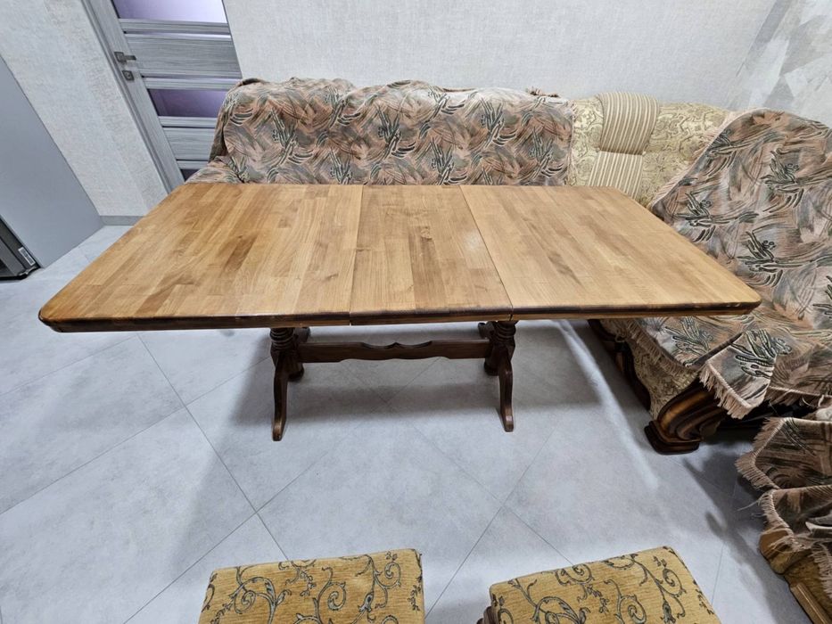 Продам дерев'яний стіл та 6 стільців.