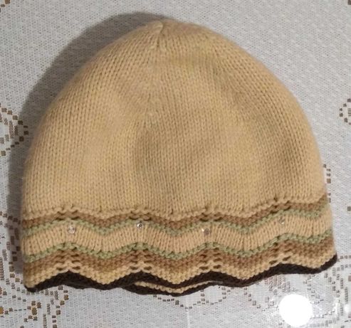 Beżowa czapka zimowa dla dziewczynki ok. 10 lat