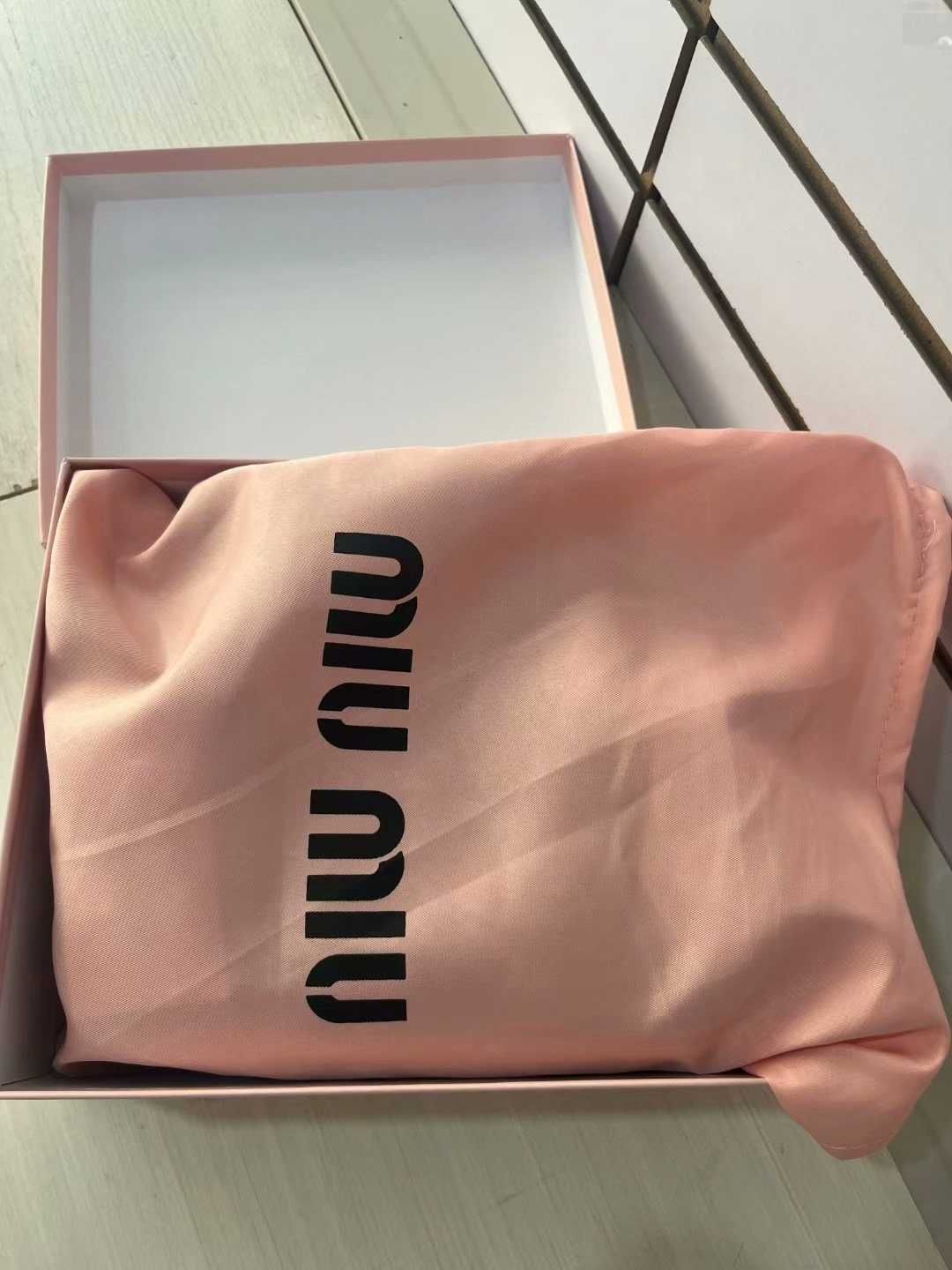 MiuMiu Brązowa Torebka Krzyżówka – Trendy i Praktyczna
