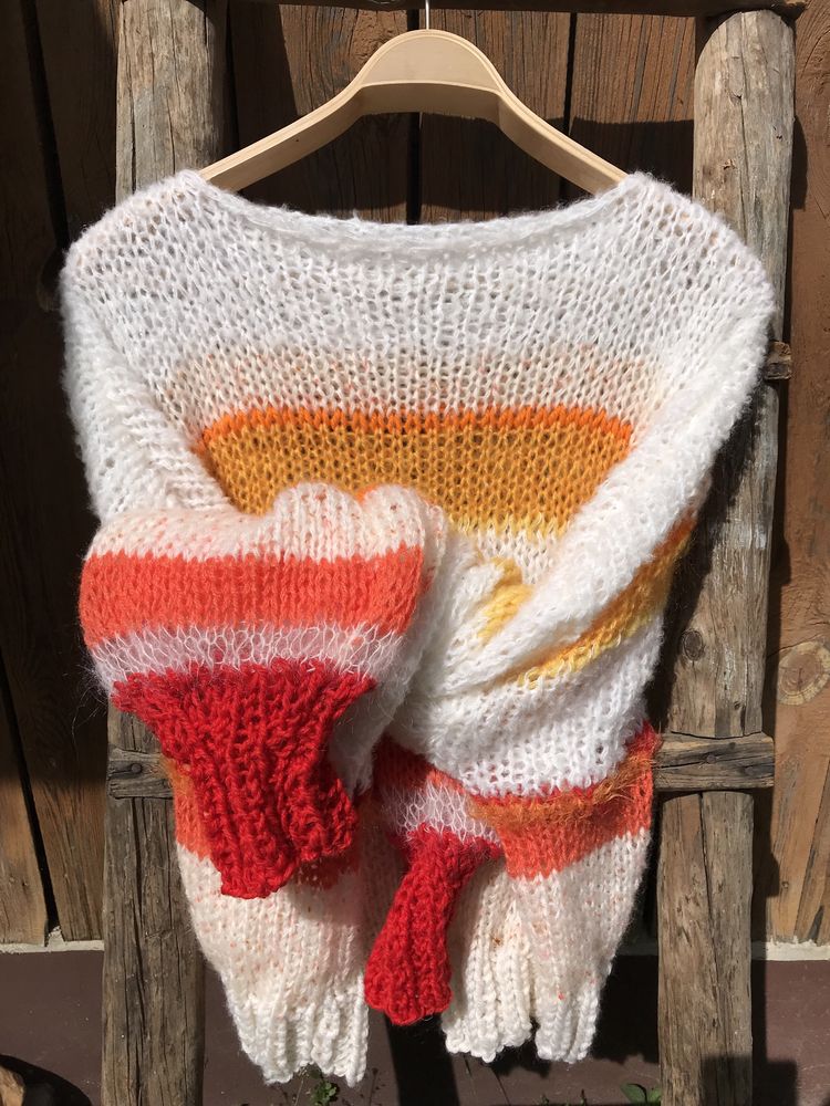 Lekki puszysty sweter w paski zrobiony na drutach