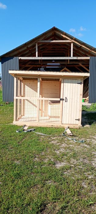 Вольєри та буди для собак