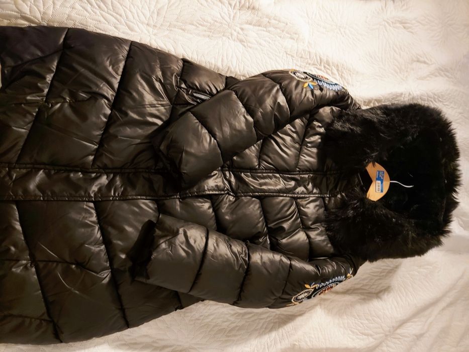 Kurtka dłuższa z haftem na rękawach