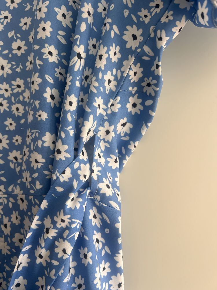 Vestido floral azul e branco