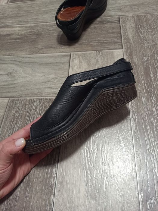 Жіночі шкіряні шльопанці.