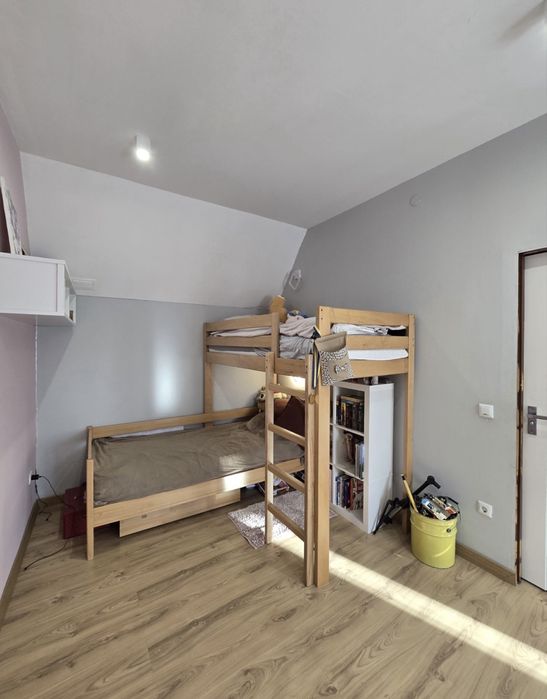 Напівособняк із загальним двориком