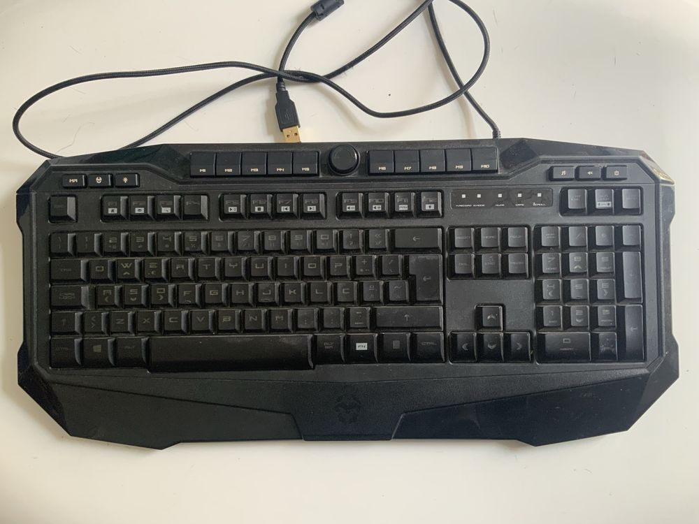 Ecran monitor Samsung  c/ cabos imoecável + oferta de teclado gamer