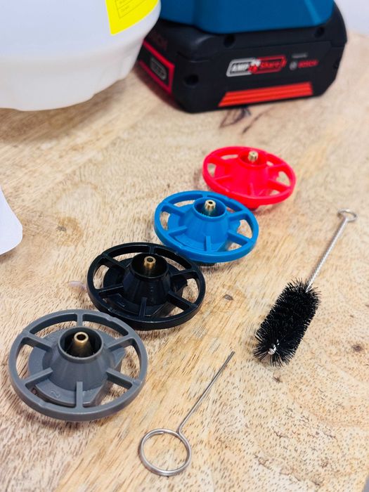 Pistolet akumulatorowy do zwilżania betonu i ścian pod aku bosch