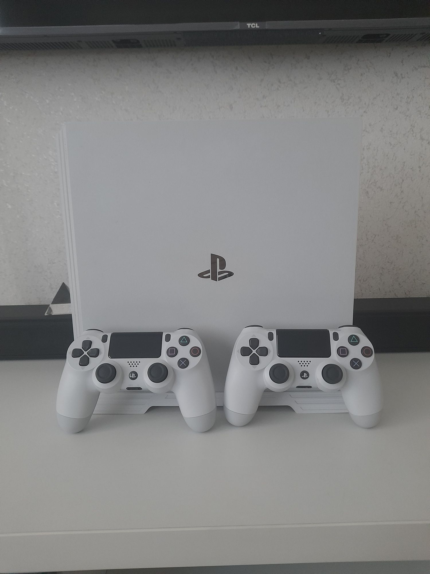 Sony PS 4 Pro в ідеальному стані