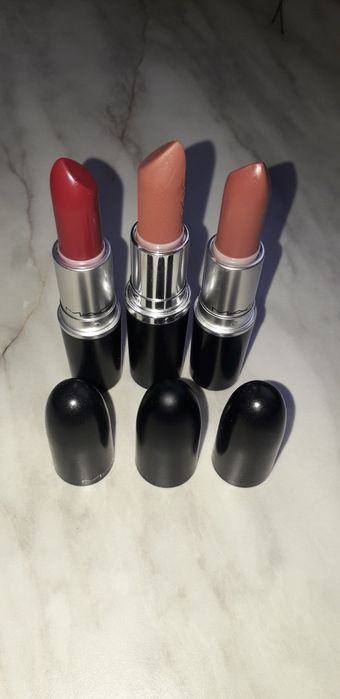szminka MAC Cosmetics Lustreglass Sheer-Shine Lipstick.