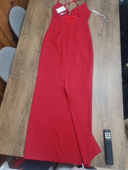Vestido vermelho teorema tamanho 36 com pormenor em dourado no decote