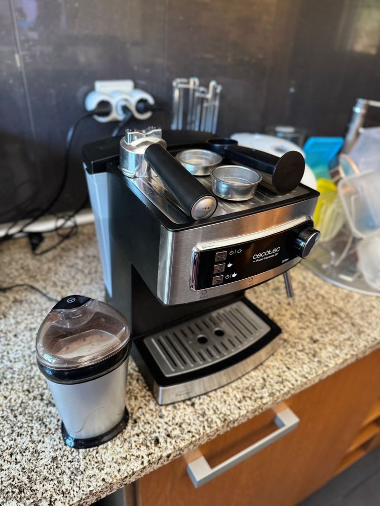 Cafeteira com Moedor de Grãos