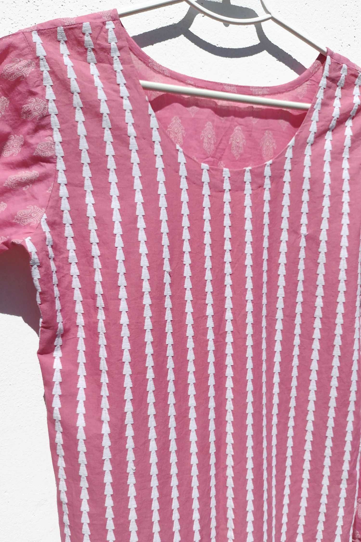 Летнее розовое платье туника с высокими разрезами с вышивкой М
