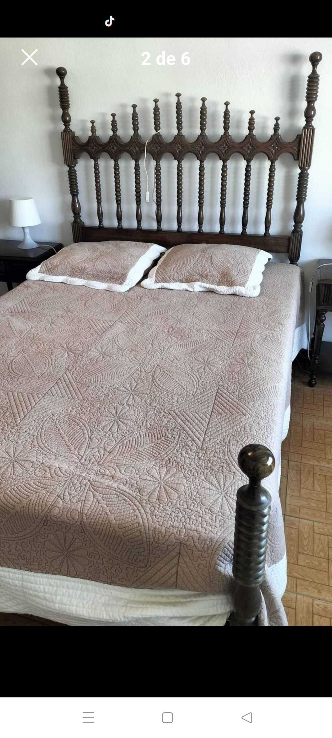 Cama de casal de madeira