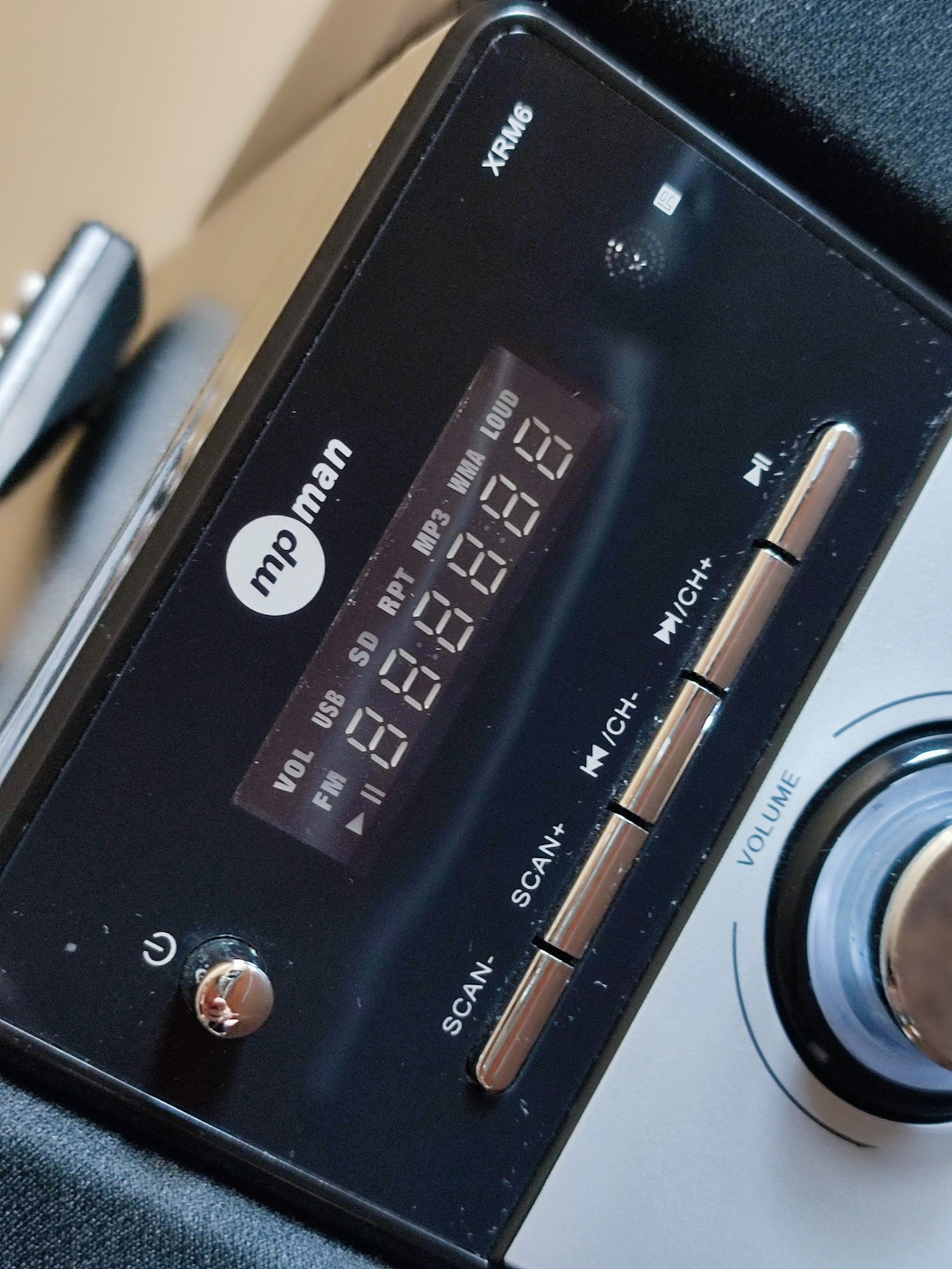 Mini sistema de áudio da marca MP Man, modelo XRM6 com comando