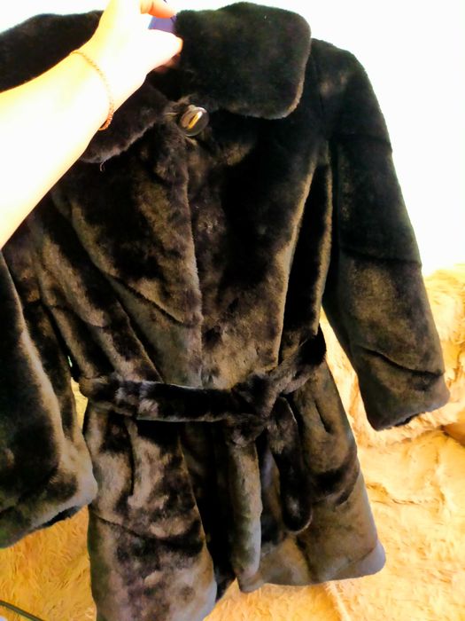 Шубка Чорного кольору, коротенька!