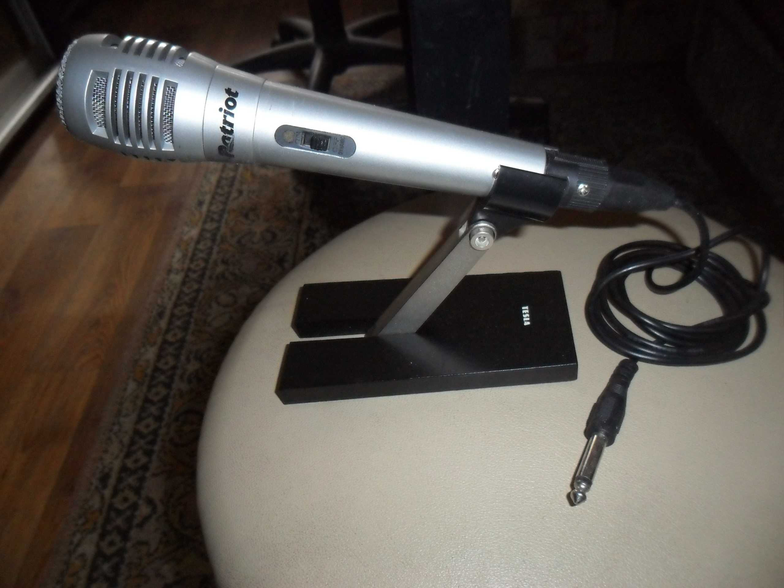 микрофон вокальный фирма PATRIOT с кабелем и стойки TESLA