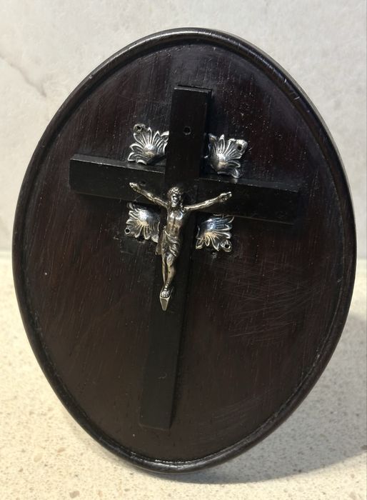 Antigo pequeno altar crucifíxo em Pau Santo e Prata portuguesa Javali
