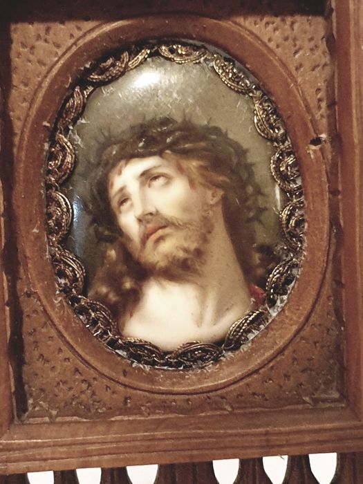 Pequeno antigo altar em madeira esculpida com pintura à lupa-Ecce Homo