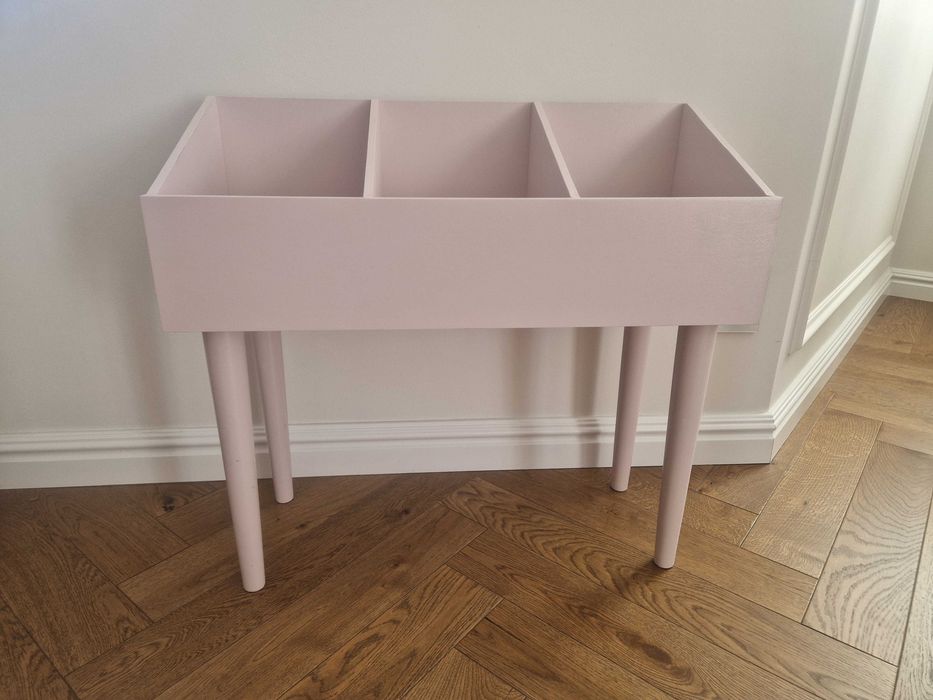 Drewniana biblioteczka