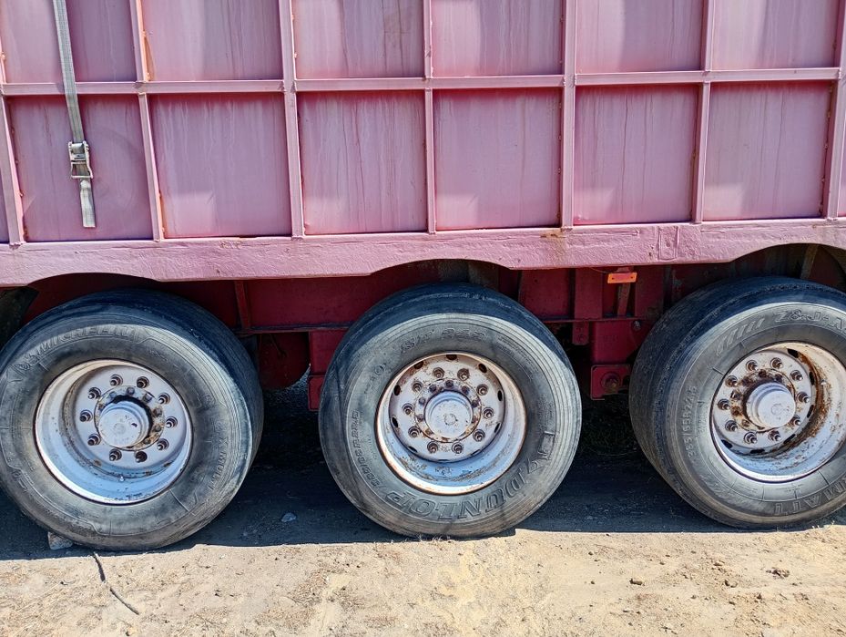 Напівпричіп зерновоз в доброму стані.