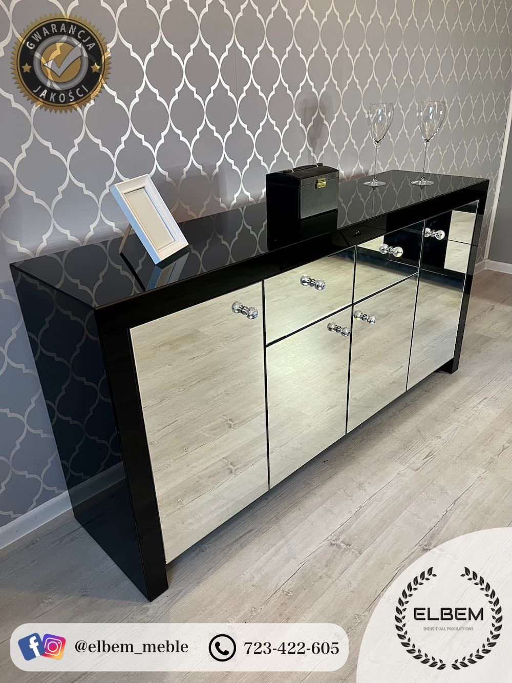 Szklana czarna komoda - lustrzany front Glamour