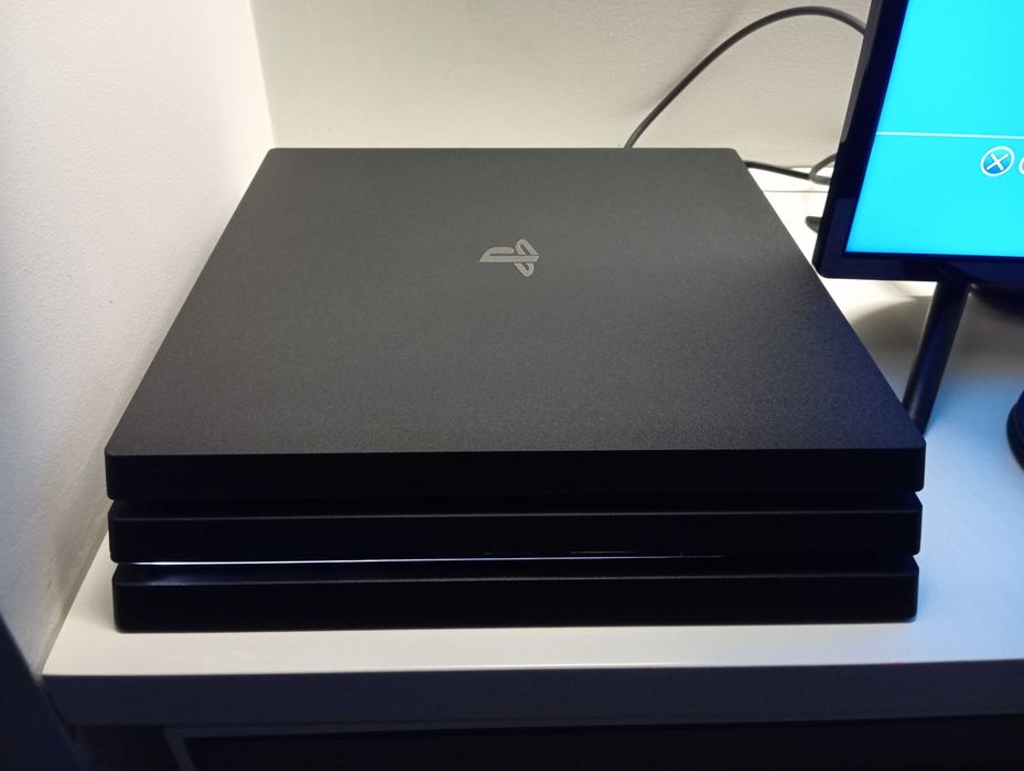 PS4 PRO 1TB 4K SOFTWARE 10.71 PlayStation 4 (retomo jogos PS1 PS2 PS3)