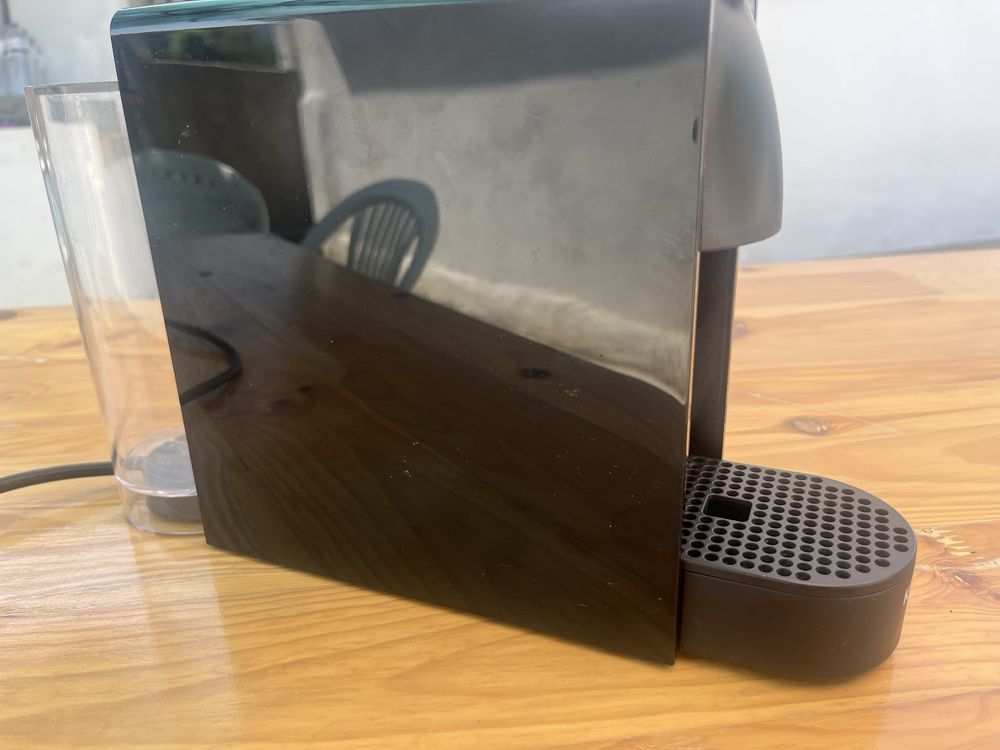 Maquina de café nespresso krups Essenza Mini em bom estado