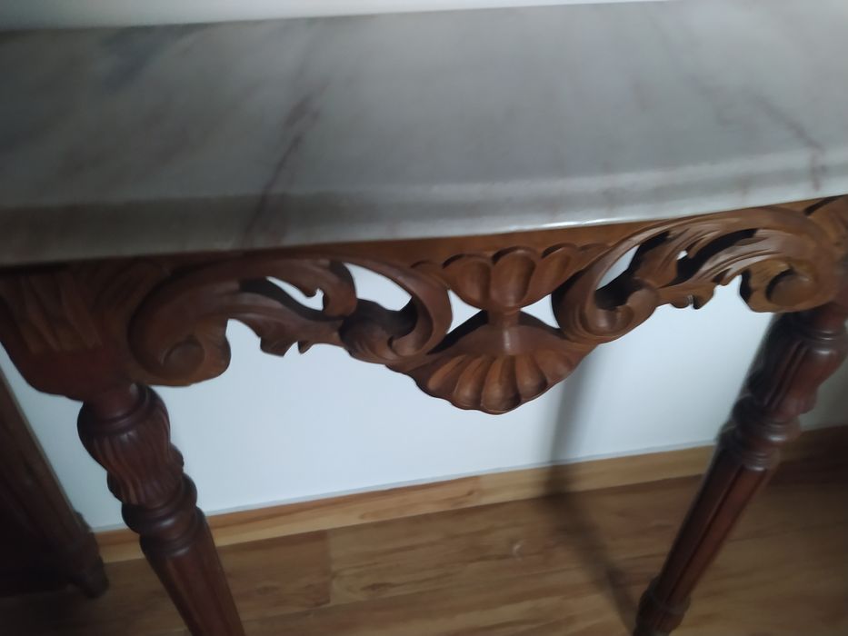 Móvel de entrada com tampo em mármore