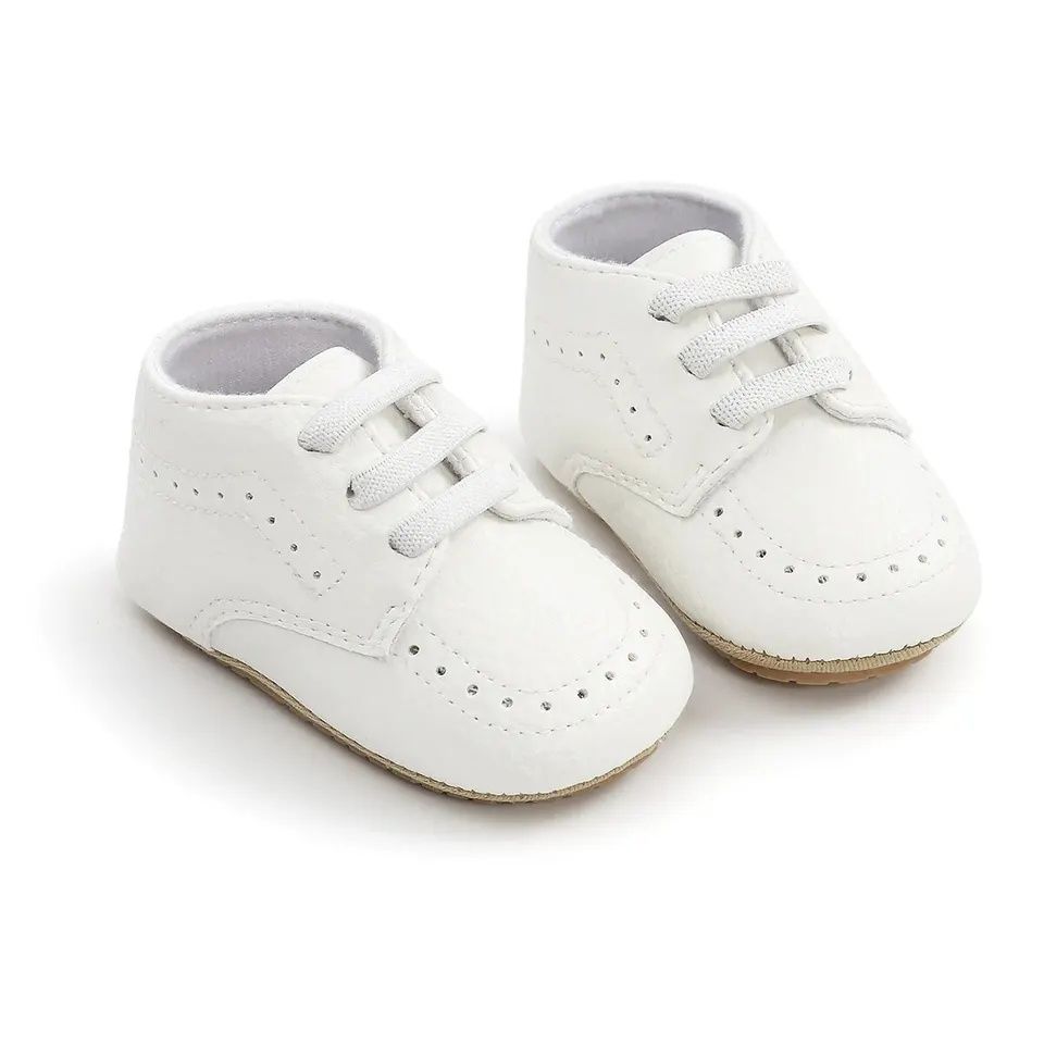 Buciki białe niemowlęce niechodki dla chłopca 0-6 miesięcy 10,5 cm