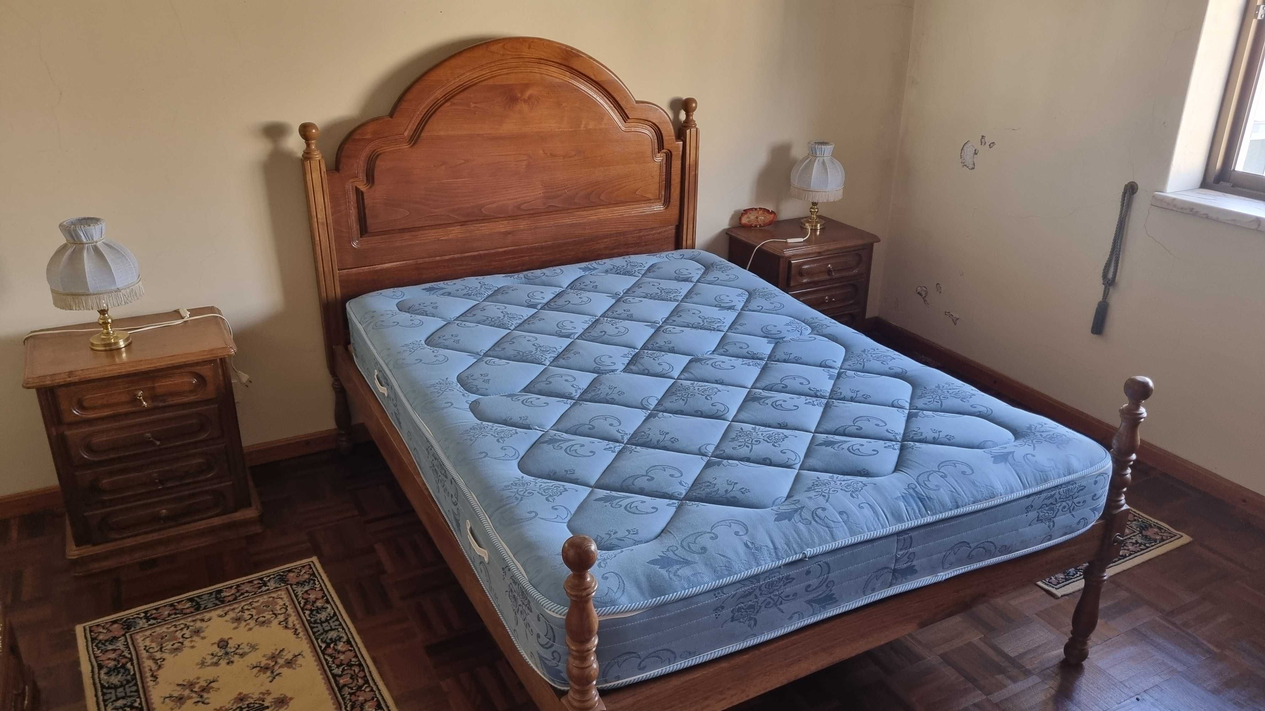 Cama de casal com 2 mesinha de cabeceira
