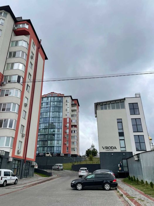 Нове комерційне приміщення в сучасній будівлі