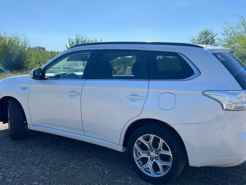 Продам  Mitsubishi Outlander PHEV